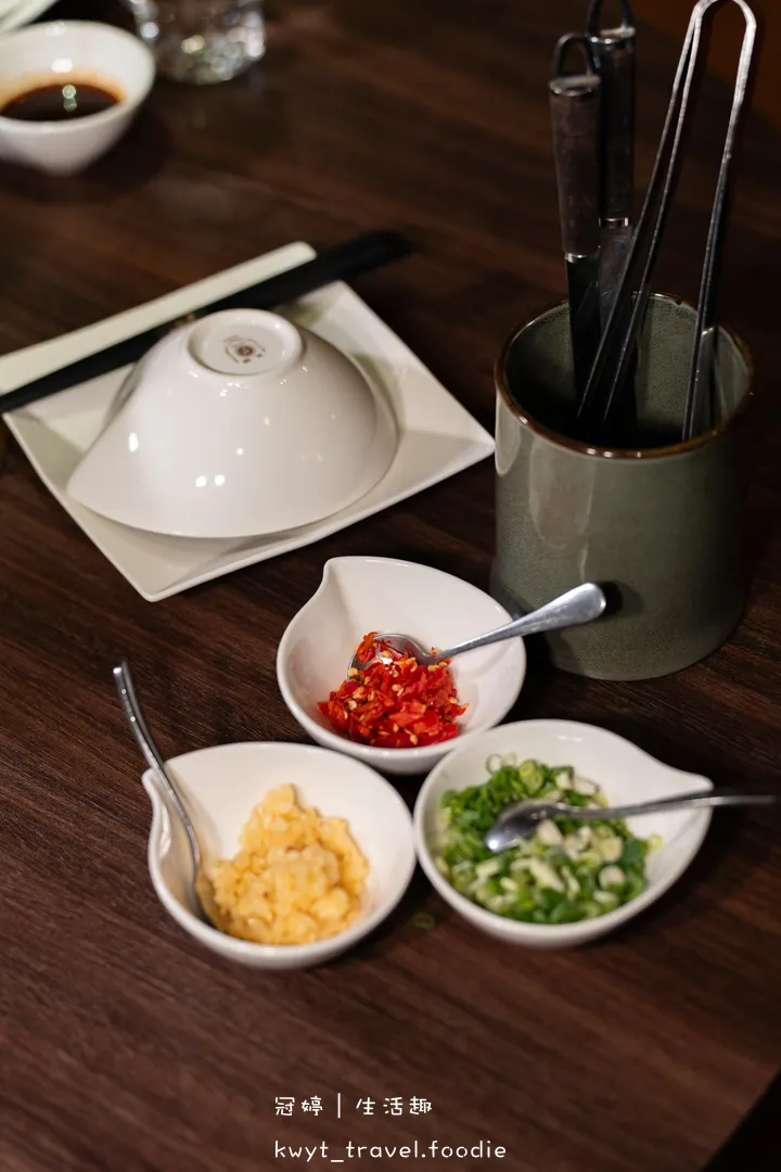 [高雄左營火鍋餐廳]銅花精緻涮涮鍋，火鍋界的LV！整隻龍蝦與A5和牛的奢華約會，專人桌邊服務，左營約會餐廳推薦，附最新菜單