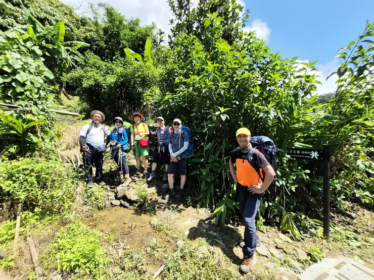 由外澳車站過天橋往左即來到石空古道登山口(往右是車站正門)
