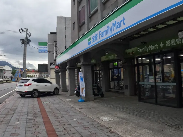 還很新的壽豐農會店。