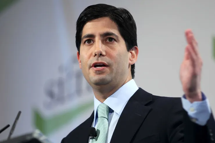 Kevin Warsh 是美國金融與貨幣政策圈的重要人物,曾於 2006 至 2011 年出任美聯儲理事,是金融海嘯期間少數直接參與危機決策的核心成員之一。他由川普任命進入政策核心視野,立場鮮明、風格偏向制度改革派。Warsh 長期批評美聯儲在危機後過度依賴資產負債表擴張,認為長期量化寬鬆扭曲資產價格、放大投機行為,主張應縮減資產負債表、重建央行紀律與市場定價功能。這使他在加密貨幣與流動性議題上,被視為關鍵但具爭議性的指標人物。