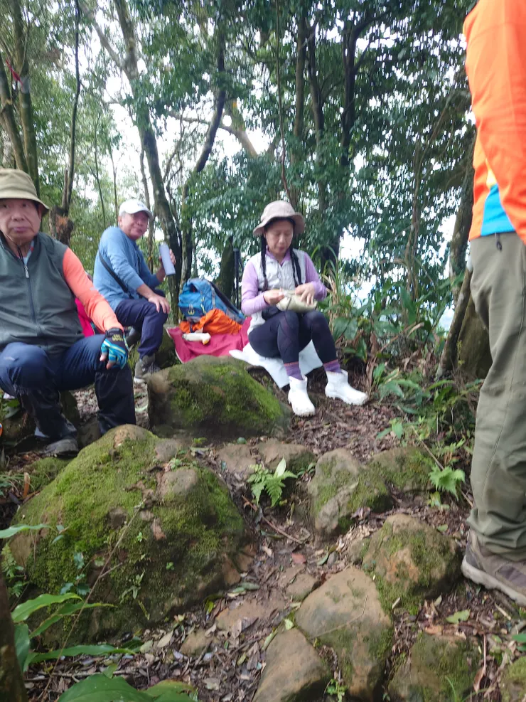 一群阿北阿姨們坐在路中央大休