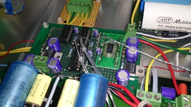 Reclocked 電路特寫，右邊的 74VHCU04 反向器並無作用
