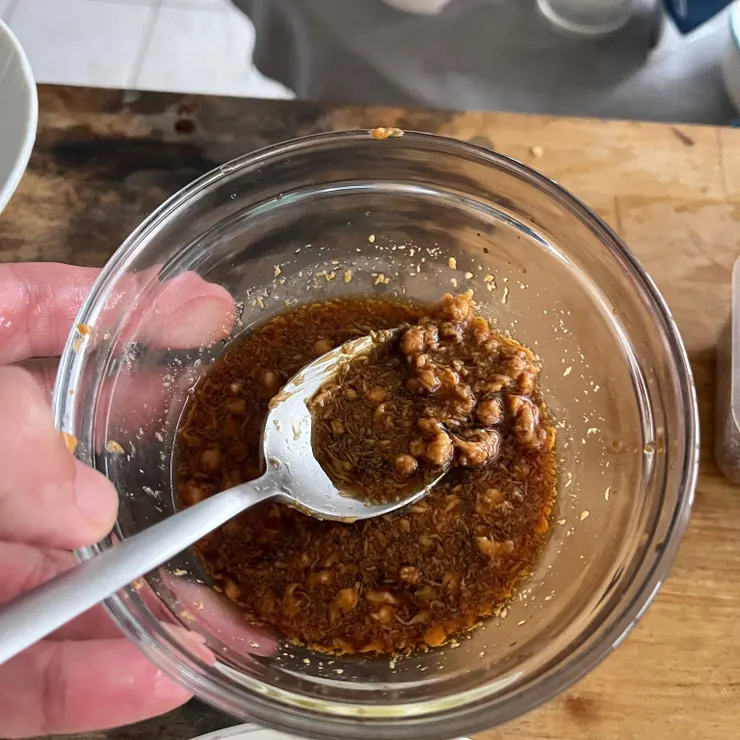 拌完後是這樣，我用的是有顆粒的花生醬，然後會有些化不開，不管它