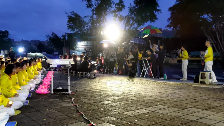 來了許多貴賓，雨中和大家一起燭光悼念。