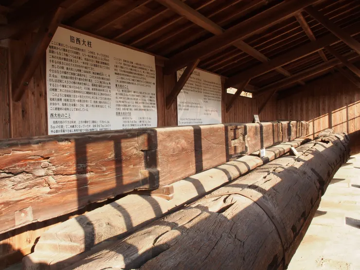 舊的西大柱，後來被展示於姬路城的售票出入口旁，離開的時候別忘了去看它一眼喔~/照片來源:姫路城完全観光案内所  http://himejicastle-tour.jp/wp-content/uploads/2015/05/P1177817.jpg