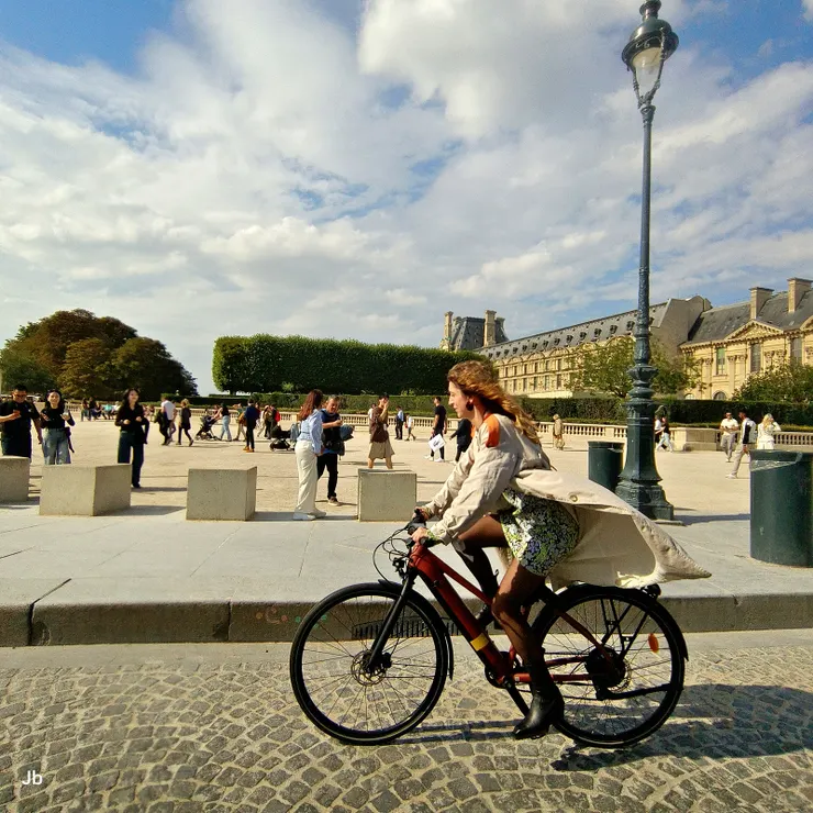 【吃了飯，帶著消化與觀光的心情，緩緩踱向左岸的聖許畢斯教堂！此時穿過羅浮宮建築群，遇見巴黎騎單車的浪漫風情。】
