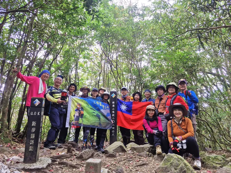 9:45 全員登頂橫嶺山( 編號6581 , 海拔2024m) ， 茂林環繞小平台 ， 無視野。