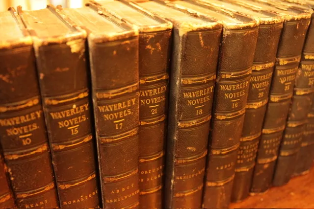 在英國北部舊書店看到 The Waverley Novels 書冊，可惜不是完整的廿八卷，作者：Sir Walter Scott，十八世紀蘇格蘭作家/歷史學家。