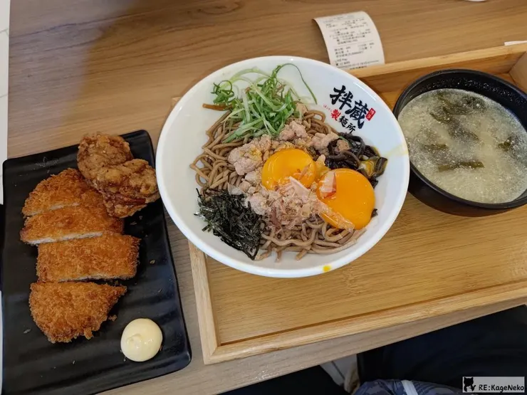 蛋黃肉醬蕎麥麵