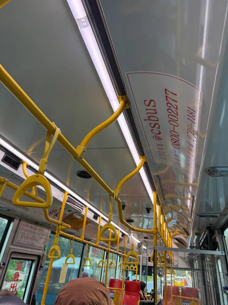 司機先生打開燈讓車內更明亮