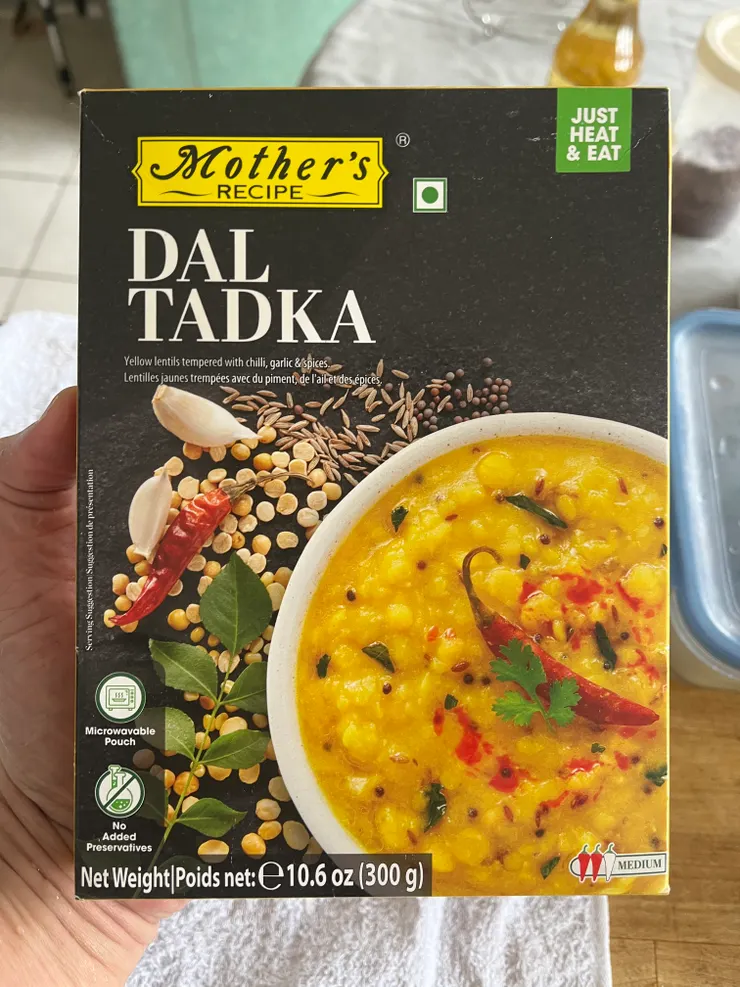 ChatGpt簡介：Dal Tadka（印度香料扁豆咖哩）。它的主要成分包括黃扁豆（Dal）、大蒜、乾辣椒、芥末籽、孜然和其他印度香料，是一道經典的北印度風味咖哩。這道咖哩的特色是口感濃稠、豆香濃郁，並帶有淡淡的煙燻與辛香氣味，因為最後會加入Tadka（調味熱油），將辛香料加熱後倒入咖哩中增添風味。辣度通常為中等，適合搭配印度米飯（Basmati Rice）或印度烤餅（Naan）食用，是印度素食料理中的經典選擇。
