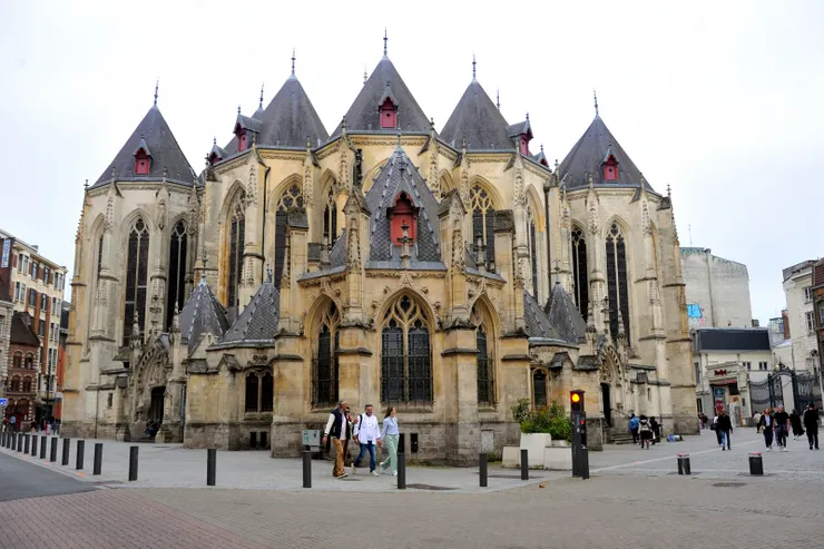 【活像群盔甲武士的是聖穆里斯堂！從14世紀末起造，到19世紀末才完成，這個角度看去的第一印象像一群中古盔甲武士。