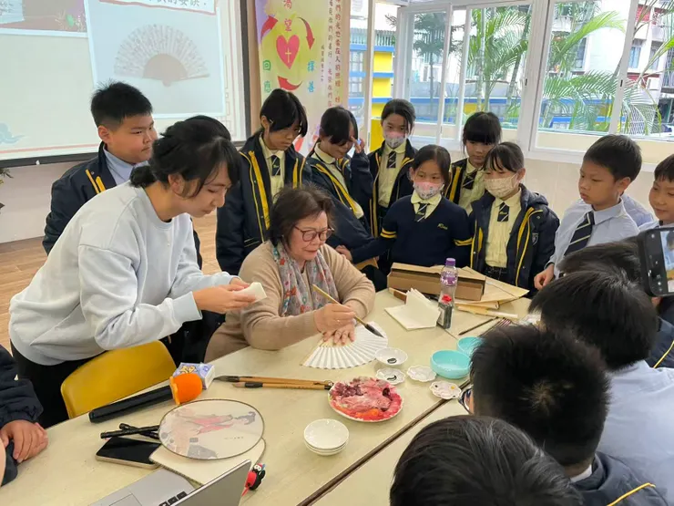 學生學習傳統扇藝製作