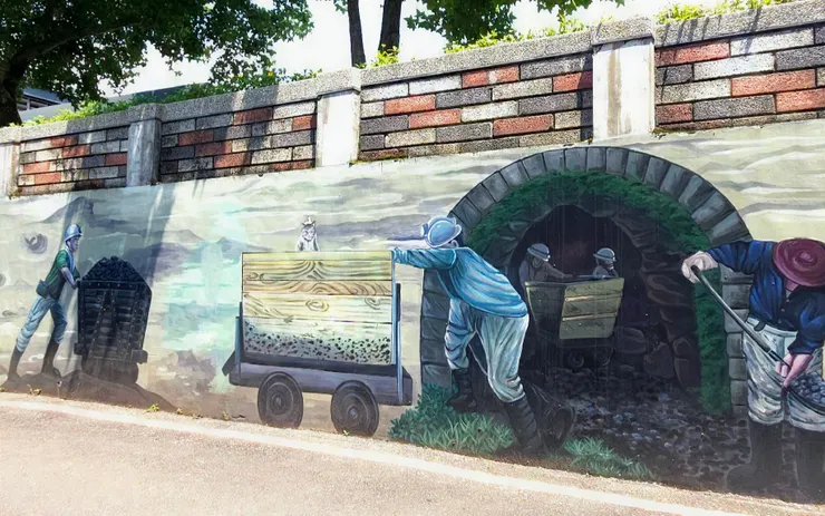 (黑暗礦坑推車)    深邃的礦坑微光， 地底下的世界沒有太陽，但礦工夥伴們的頭燈，就像一顆顆小星星。他們嘿咻嘿咻地推著沉重的煤炭車，因為知道推出去的每車煤炭，都能換來幾天的溫飽。