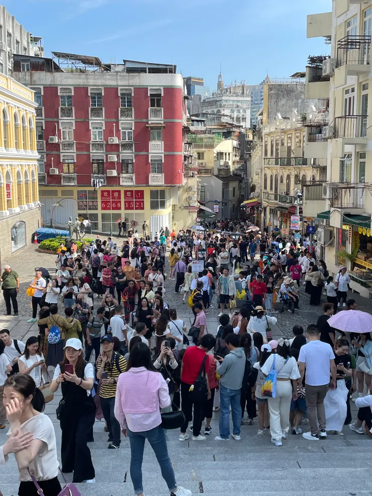 大三巴牌坊熱絡的人群。