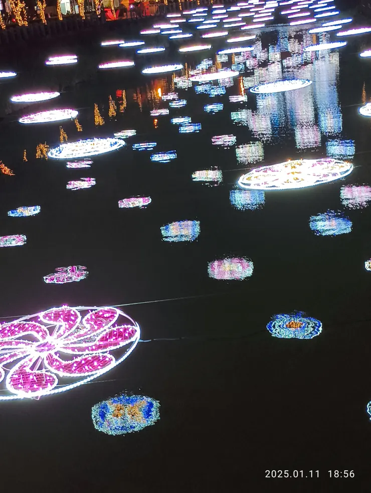 屏東市萬年溪的燈飾，自拍攝