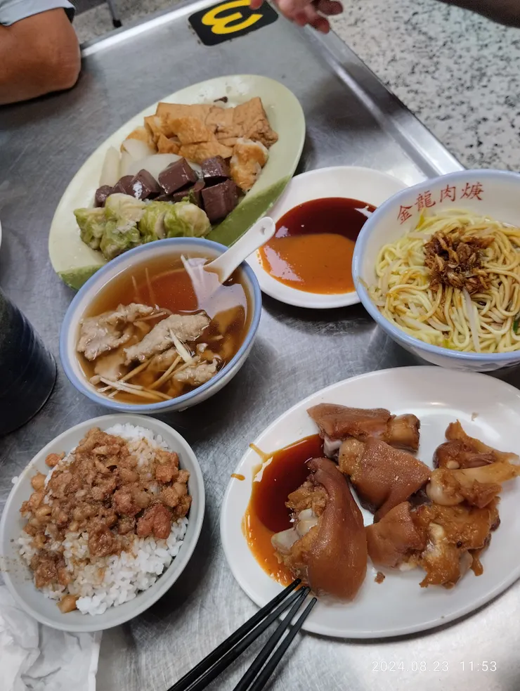 整桌滿滿的美味