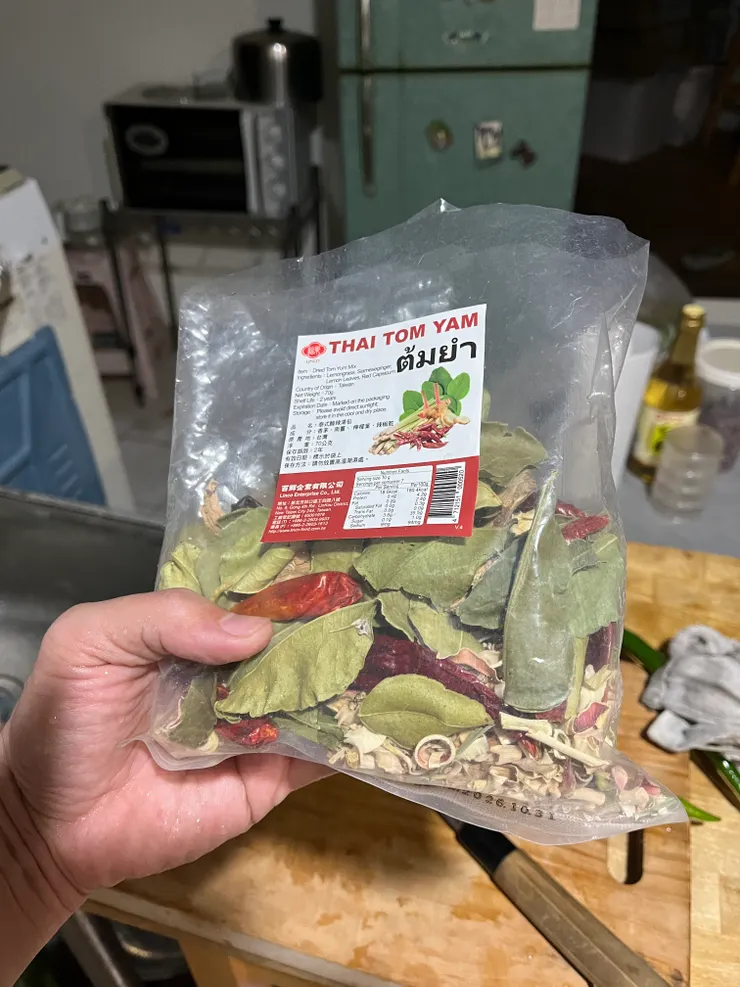 像這樣的泰國酸辣湯包料中，基本就有南薑、卡菲萊姆葉、香茅的乾料可以用，在這包裡還有乾辣椒。