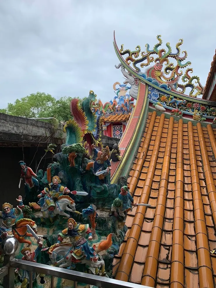 屋脊上的剪黏工藝（圖片截圖於網路）