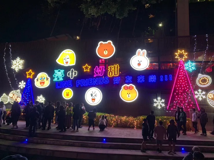 柳川水岸主視覺牆面，一下樓梯就可以看到了，建議到對面才能夠拍到全景