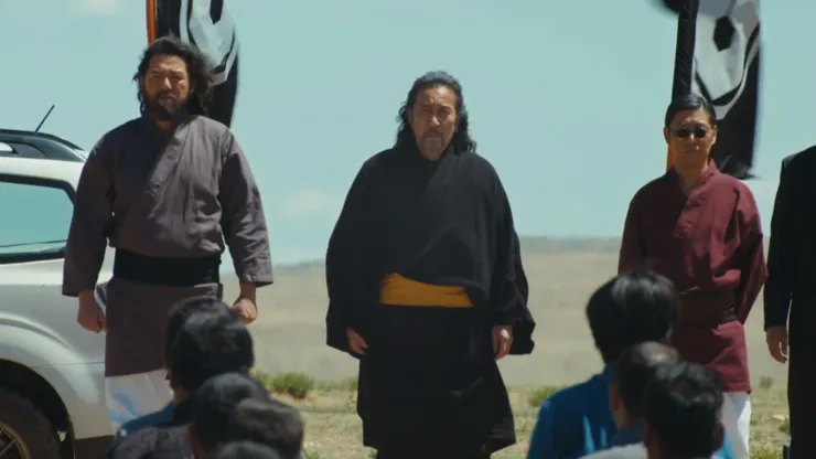 抬頭挺胸向眾人道別的別乞