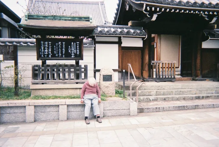 在寺廟前睡著的阿罵（喂喂，怎麼都還是不正經的東西啊！）