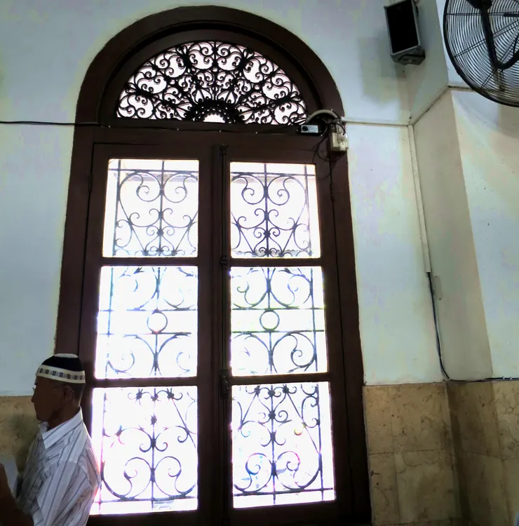 人太多不好意思拍到,拍花窗作紀念/Aunt Kaki