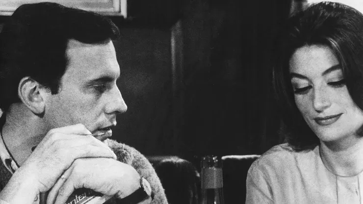 微醺的曖昧，在疏離的黑白色調中發酵。