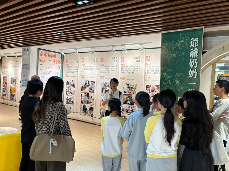 學生參觀展覽