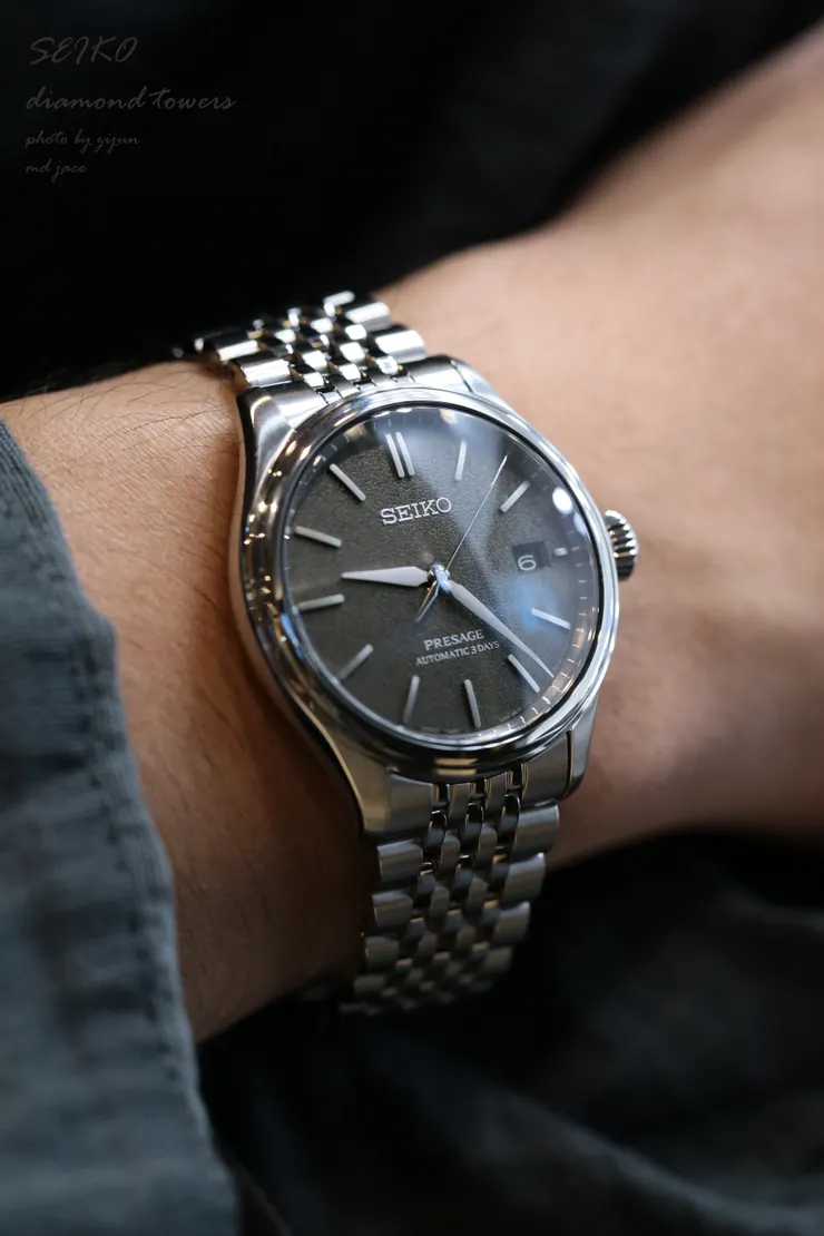 Seiko Presage經典系列，型號 SPB465J1 仙斎茶 (Sensaicha) 為江戶時代流行的深棕綠色