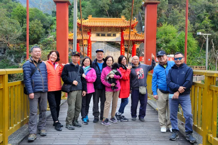 【同學們在普渡橋上合影，背景為祥德寺山門。】