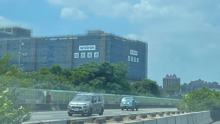 緯創新廠房日夜趕工中