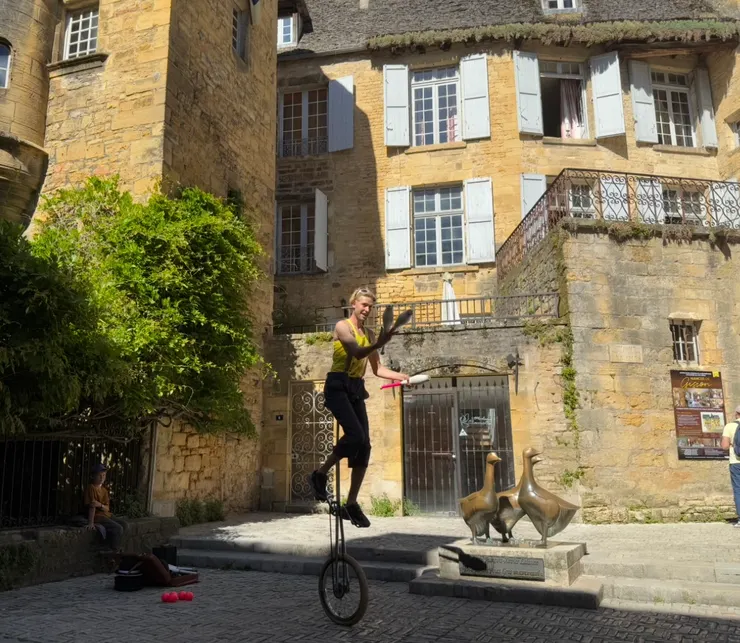 基松豪宅前，正在練習的街頭藝人