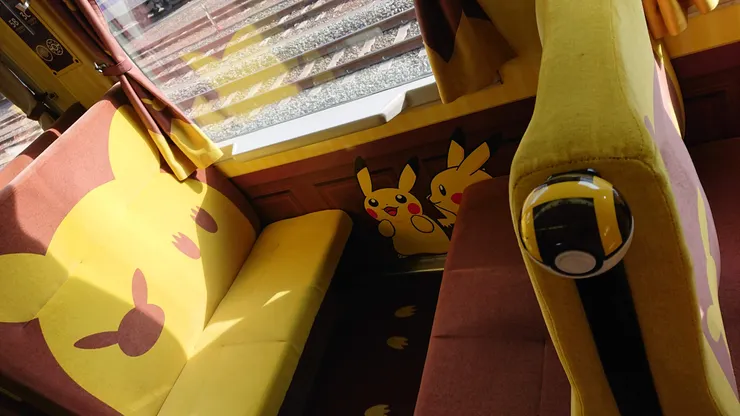 座椅、窗簾、牆面四處都有皮卡丘   -Copyright © 2023 區間車J個旅人