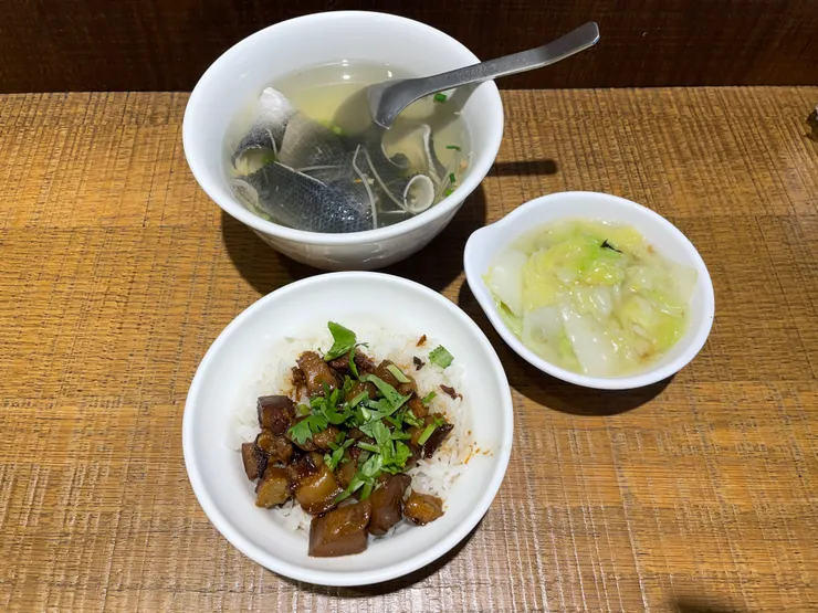 福泰飯桌第三代，虱目魚皮湯、肉燥飯、扁魚白菜。