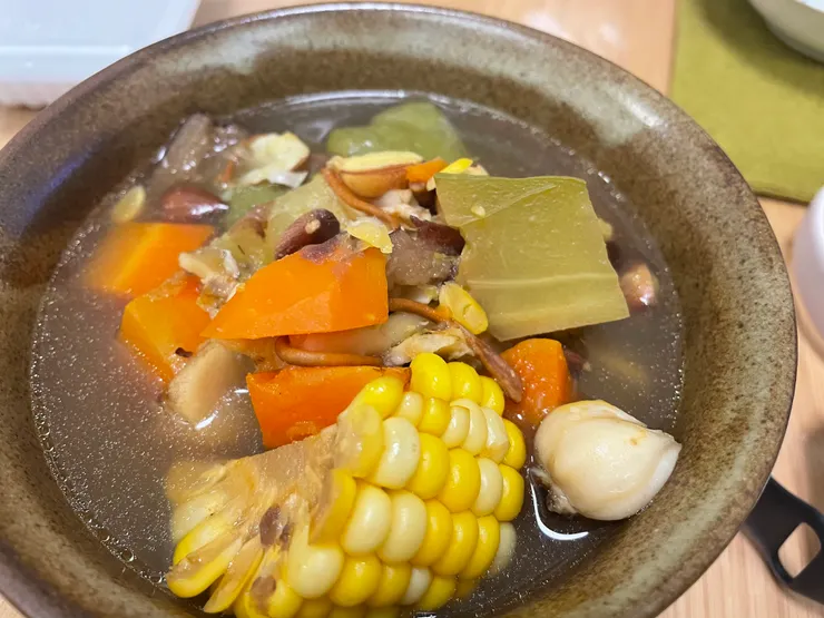 滿滿的湯料和湯，吃得心滿意足。（作者拍攝）