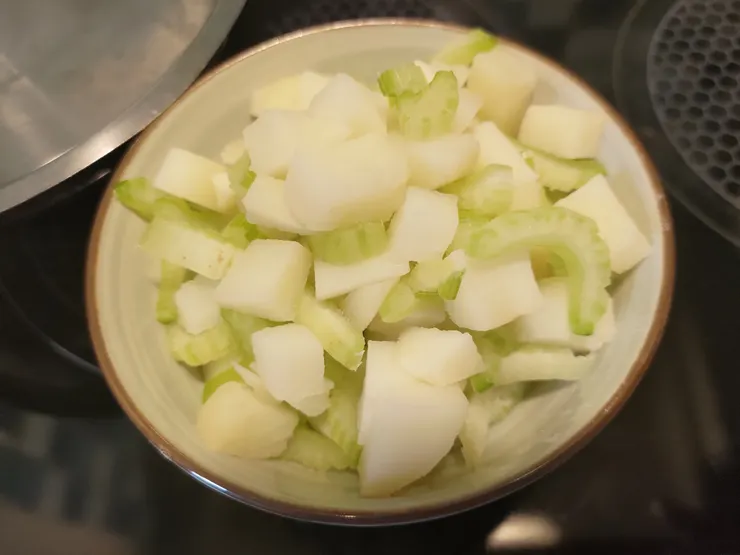 已燙好的 馬鈴薯丁+西洋芹薄片