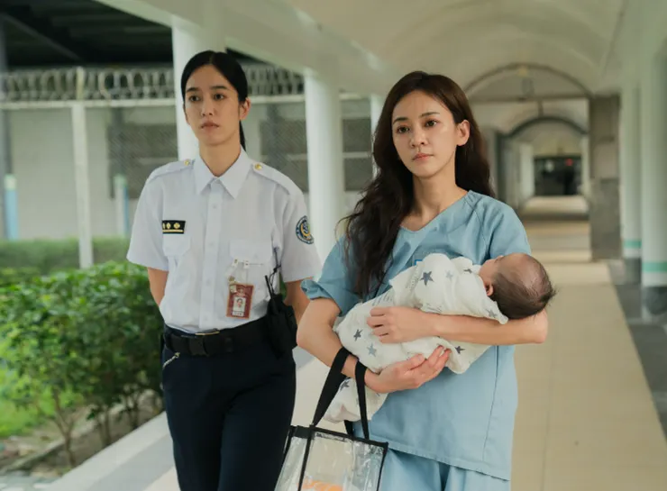 陳育雯(左:陳庭妮飾)與李惠貞(右:陳意涵飾)帶著剛出生的芸熙