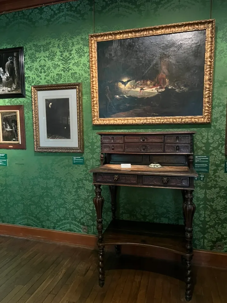 這是雨果設計的書桌，可以站著寫字，我們現在也都會用能夠升降的書桌，看來雨果很先進呢。