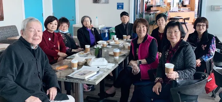 （左三）吳玲瑤與作家協會座談