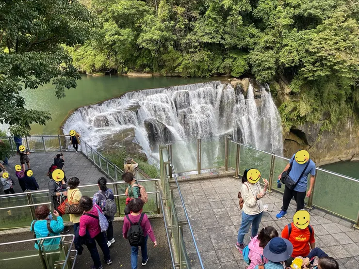 造訪十分瀑布，可以感受到遊人如織。（攝影：抱城。）（註解：有改圖遮住陌生人的側面或正面了～）