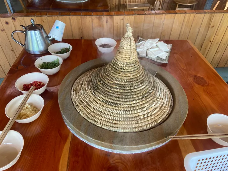 熱氣騰騰的石鍋魚便成了這段友情最好的催化劑。