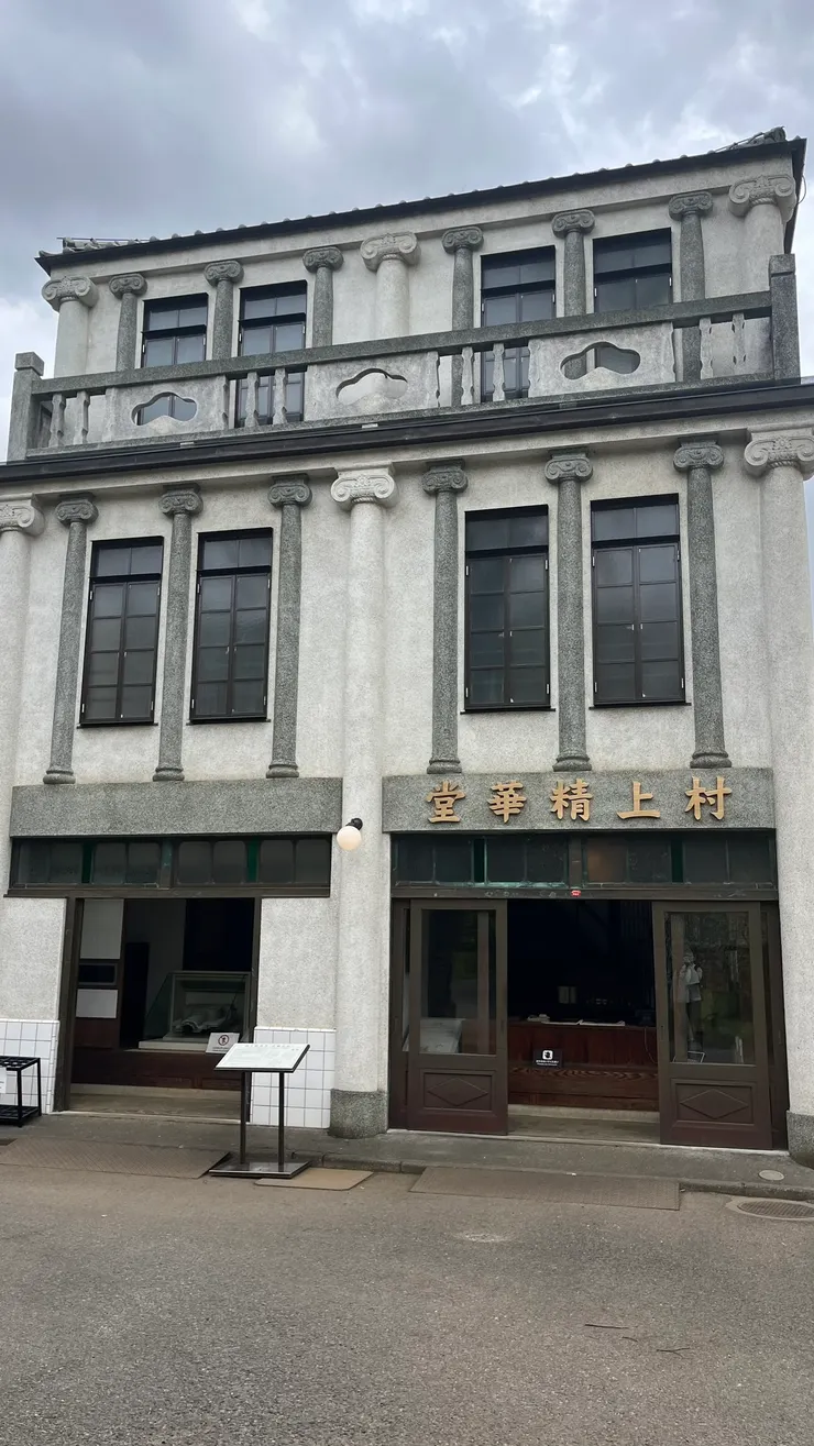 滿像台灣日治時期的建築。