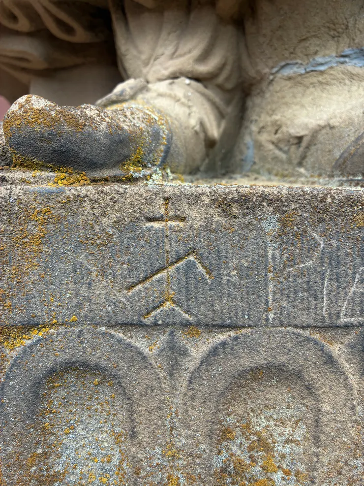 城堡中有幾處地方可以看到刻有這種符號，這其實是雕刻的石匠留下的標記(Steinmetzzeichen)。