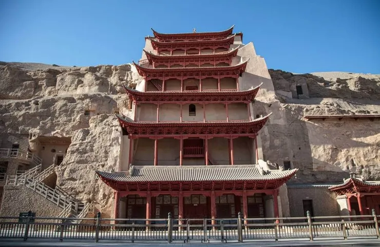 莫高窟 ©Sergei Mugashev/shutterstock.com