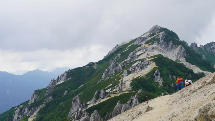 矗立在眼前的燕岳