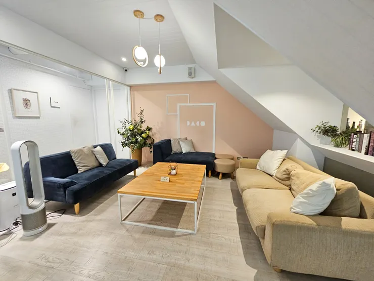 ●10人以上聚會的豪華沙發區，是獨立空間，氣氛超溫馨，感覺家庭聚會/朋友聚會都很適合