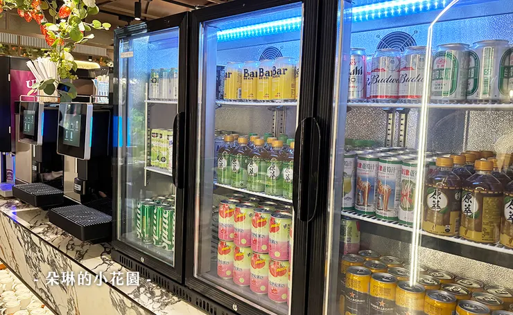 飲料是這樣放在小冰箱裡自由拿取，有酒也有無糖茶果汁之類的