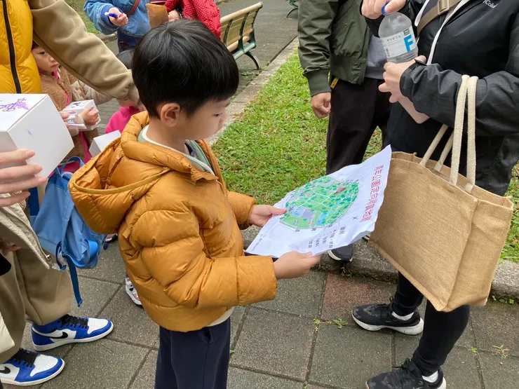 兒童定向尋寶，孩子在過程中練習自己看地圖、找方向