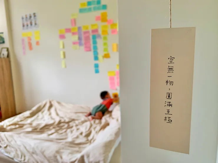 善用白牆作為自己生活的「靈感牆」，有什麼想法貼在上面，每天都可以看到！